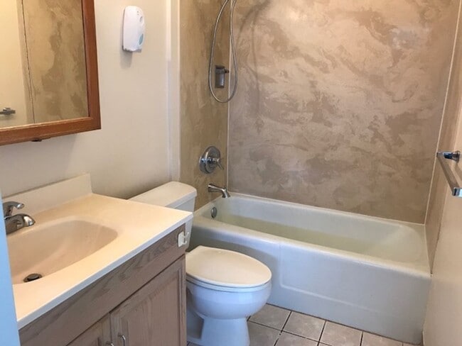 Building Photo - Piikoi Tower, 1 bdrm, 1 bath, 1 cov'd pkg