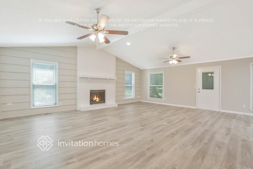 Building Photo - 5421 S Lake Dr