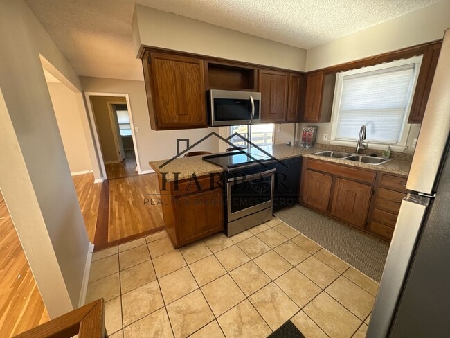 Building Photo - Recently Renovated 3 Bedroom Home!