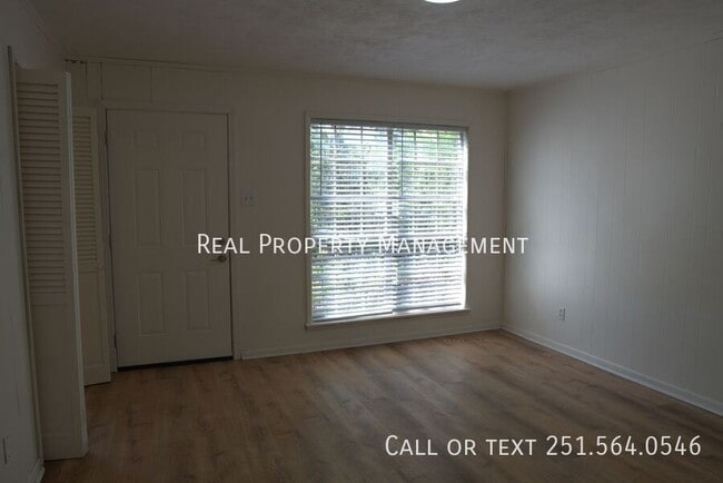 Building Photo - 4060 Cresthaven Rd