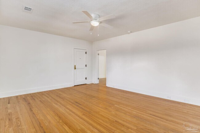 Building Photo - 1515 E Lakeview Ave