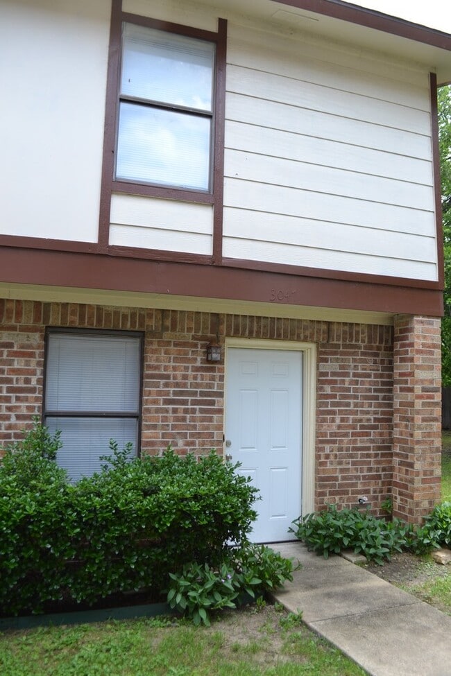 Building Photo - 3047 Olympia Dr