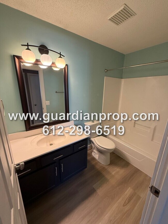 Building Photo - Woodbury Townhouse Available September  1, Open Floor Plan, Loft Area, Fireplace, Updated Kitchen...