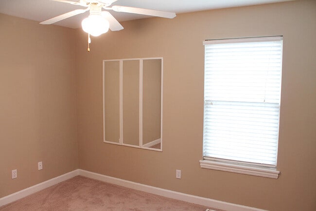 Building Photo - 1304 E Brown School Rd