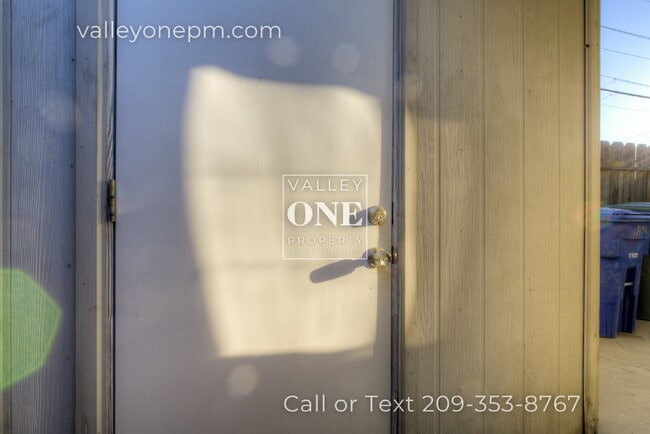 Building Photo - 1404 1/2 Teresa Street-