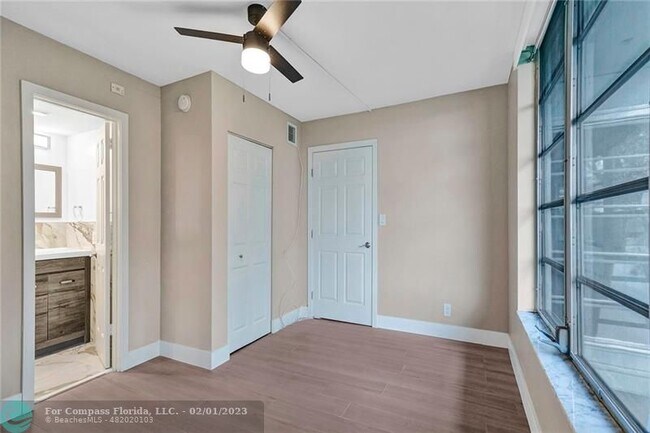 Building Photo - 3051 S Palm Aire Dr