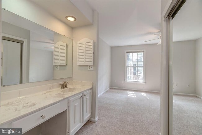 Building Photo - 2440 S Walter Reed Dr
