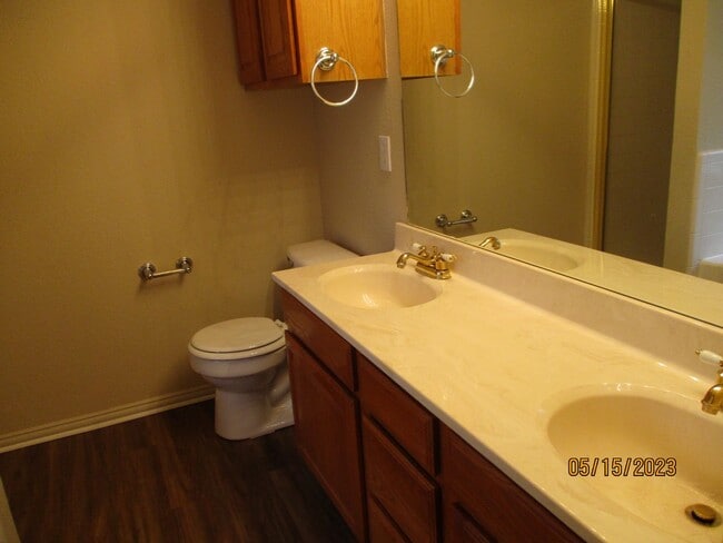 Building Photo - 5900 Silverpoint Ct