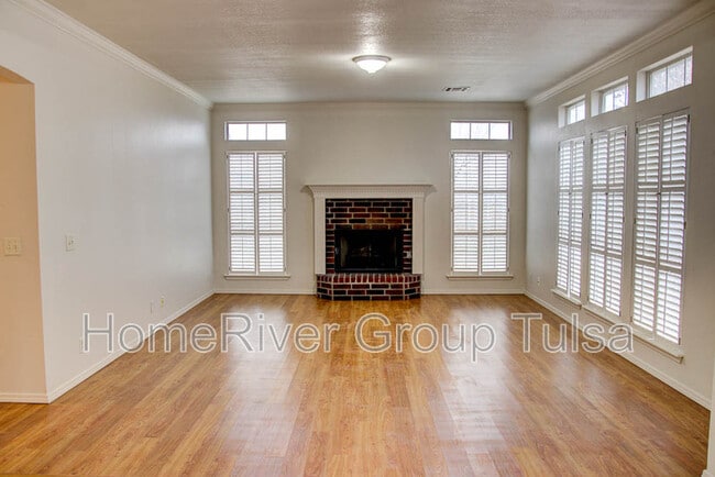 Building Photo - 718 West 118th St S