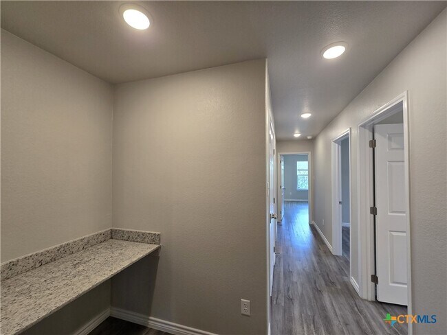 Building Photo - 523 Lost Trl