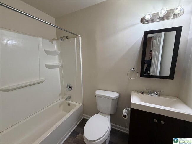 Building Photo - 2870 Klein St