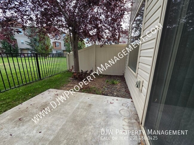 Building Photo - 614 S Grey Pine Ln