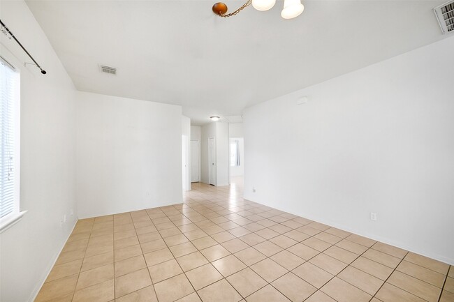 Building Photo - 1102 Grassy View Dr