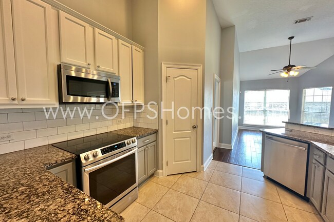 Building Photo - Gated South Crestview Community!