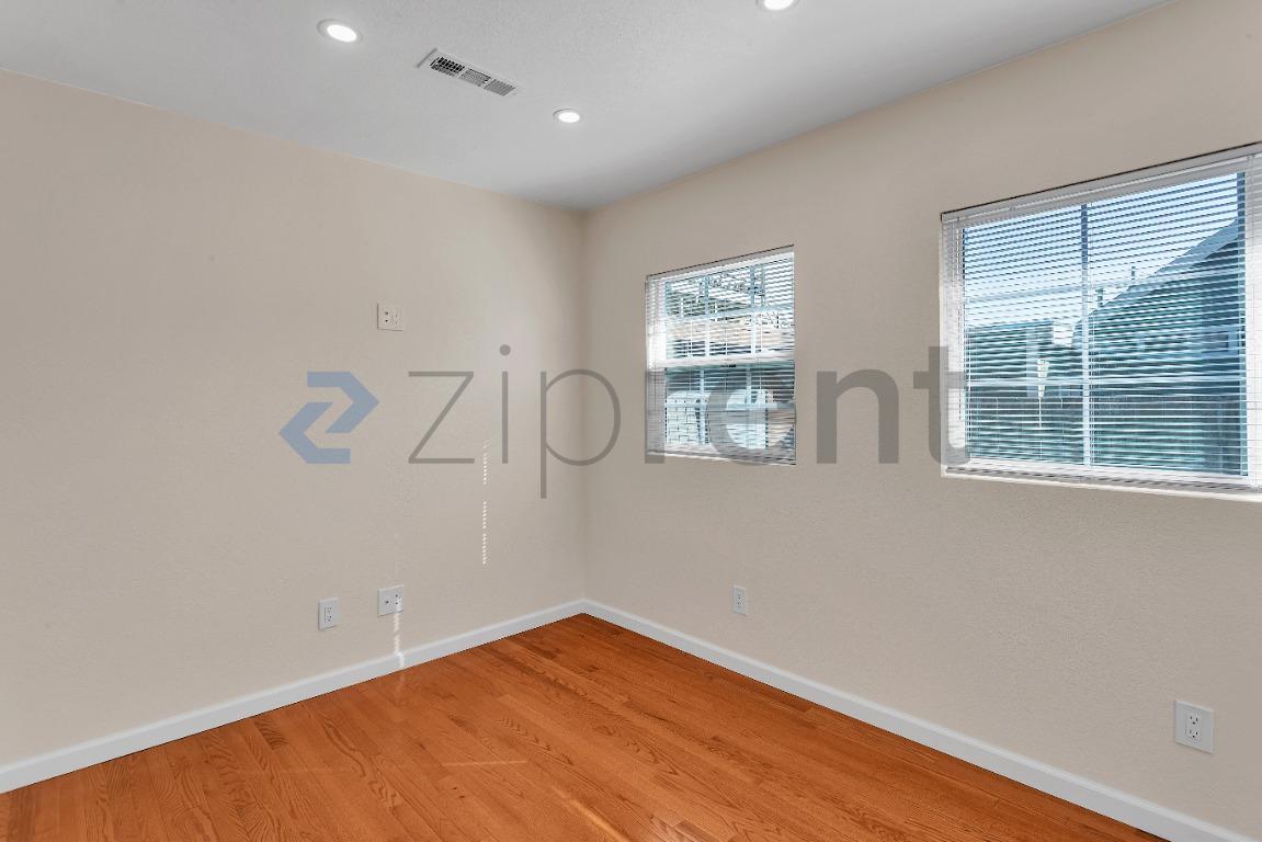 Building Photo - Unit