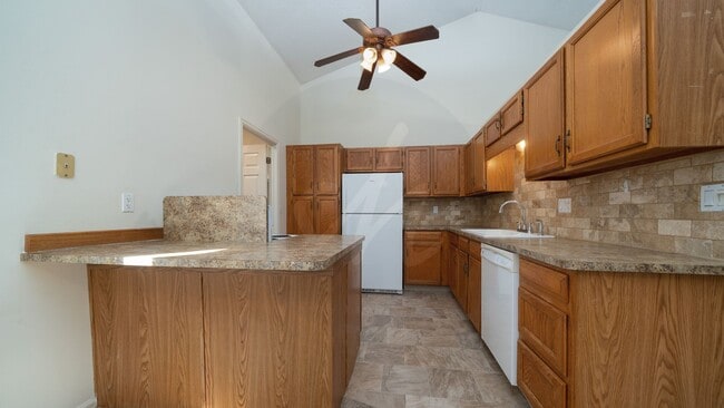 Building Photo - 2 Bedroom Rancher Townhome in Country Club...