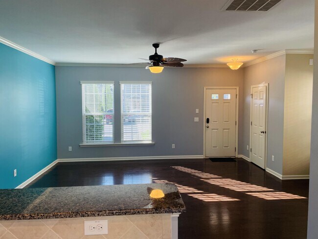 Building Photo - 408 Provincial St