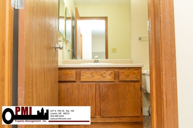 Building Photo - 3 Bedroom and 1.5 bathroom Duplex for Rent