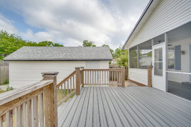 Building Photo - East Hill 3BR Home Near Bayview Park with Office, Hot Tub, Workshop & Detached Garage