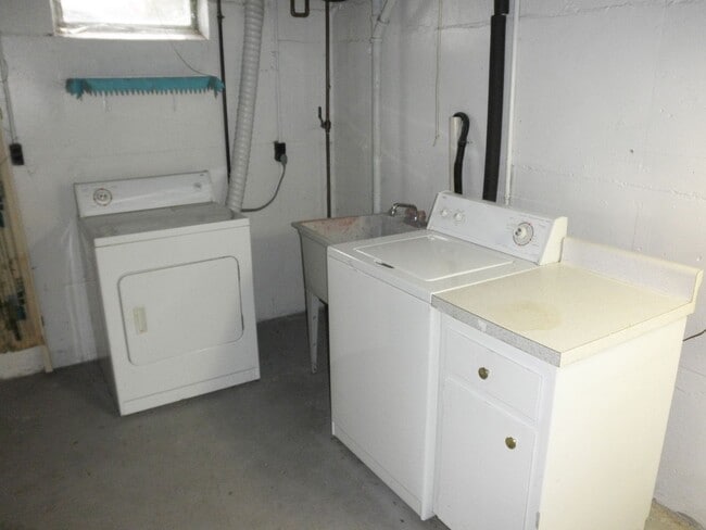 Building Photo - 2 BR Ranch Style Home with Fenced-in Back Yard & 1-Car Detached Garage