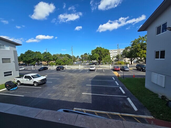 Building Photo - 120 ROYAL PALM Rd