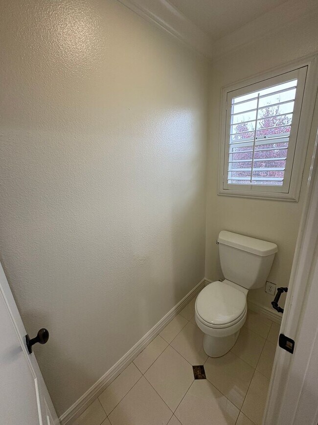 Building Photo - Two story home in NW Visalia Rent Ready!