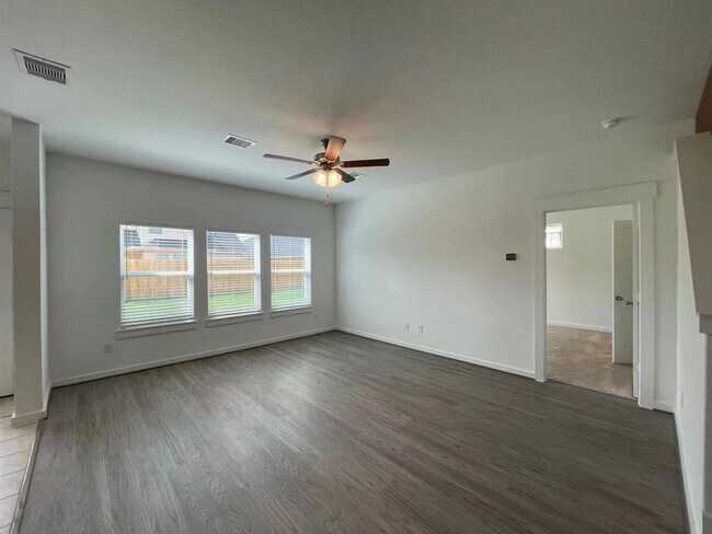 Building Photo - 815 Summer Vlg Wy
