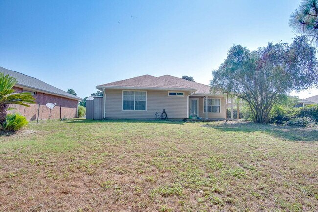 Building Photo - Move-In Ready Lakefront Home in Gulf Breeze