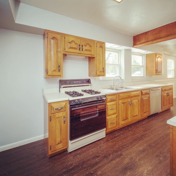 23 foot galley kitchen with a TON of cabinets - 3350 Gibsonia Rd