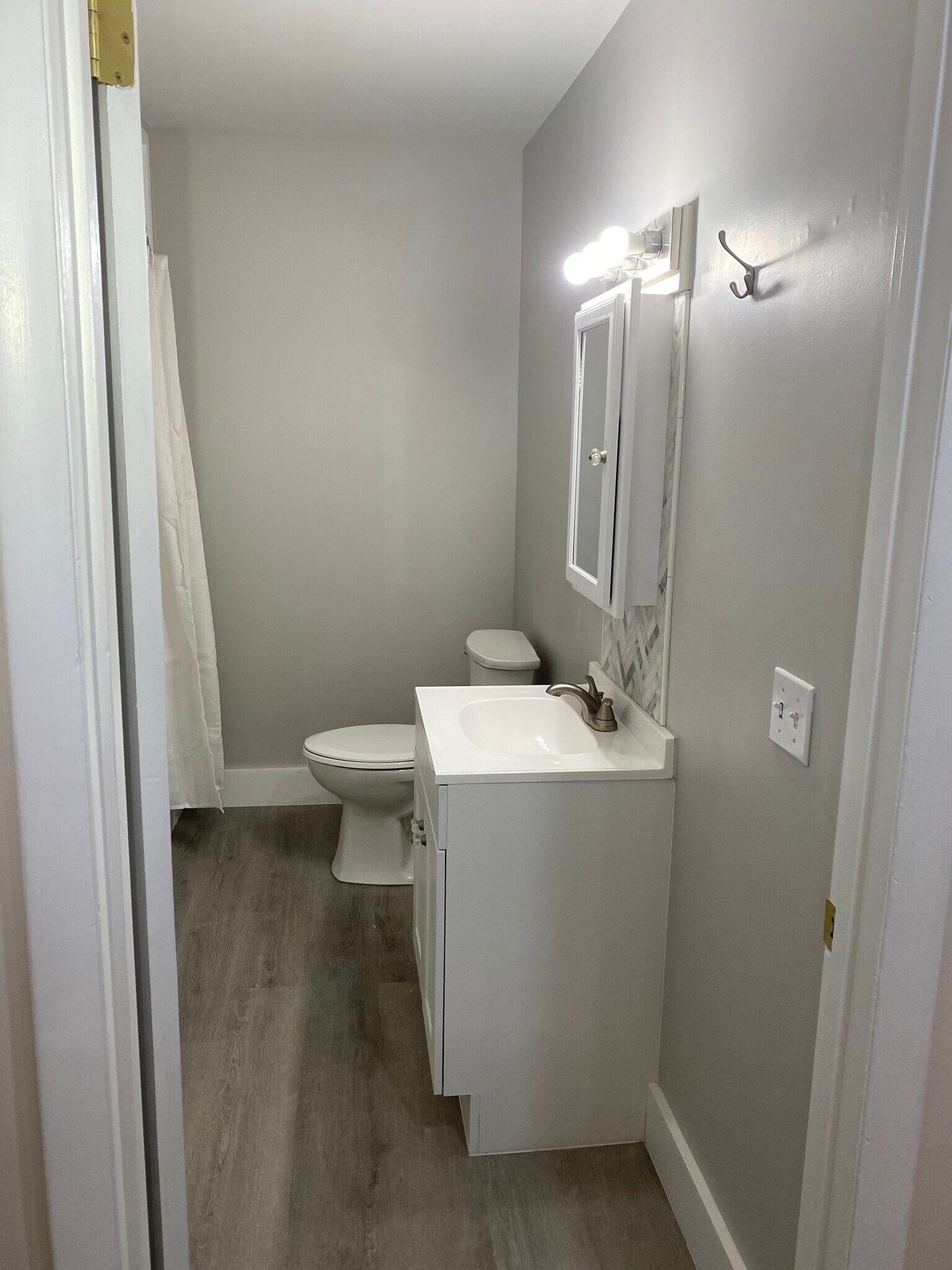 Building Photo - 107 E 10th St