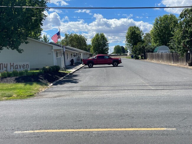 Building Photo - Welcome to our updated 2 bedroom, 1 bathro...