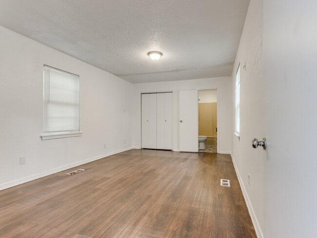 Building Photo - 1404 NE 38th St