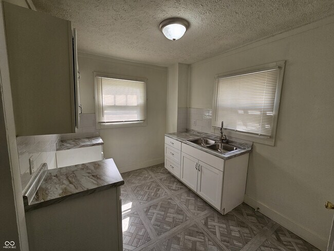 Building Photo - 835 Tecumseh St