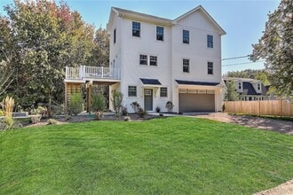 Building Photo - 137 Rosebriar Ave
