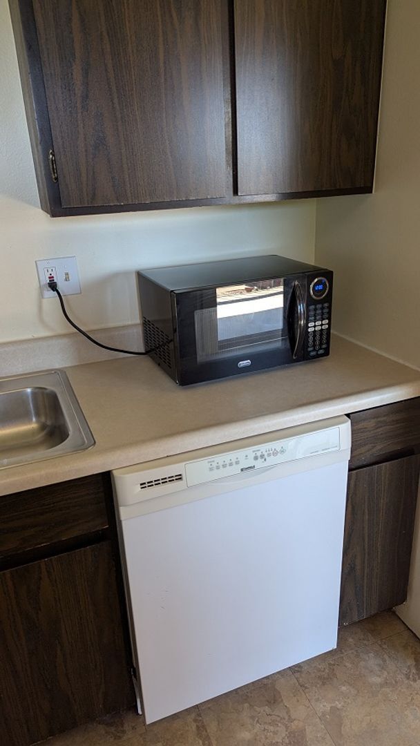 Building Photo - Bright & Spacious 2 Bed with Balcony in Prime Location