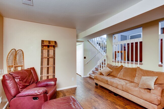 Building Photo - 3 bed, 2 bath Multi-Level Home on Cul-De-Sac