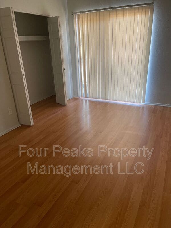 Building Photo - 2813 E Paradise Ln