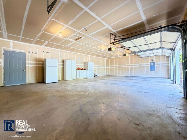 Building Photo - Beautiful 4BR Home Near Orting with Large Yard, Oversized Garage & A/C