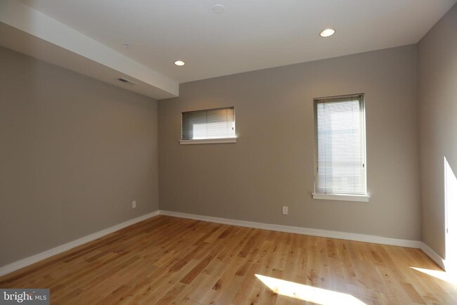 Building Photo - 1106 E Hewson St