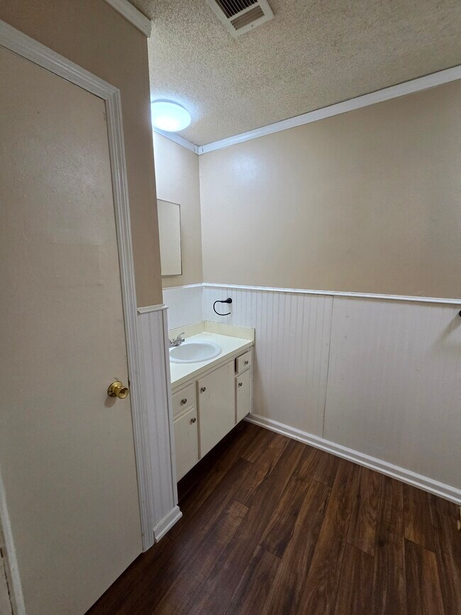 Building Photo - 401 E Lawnwood Ave