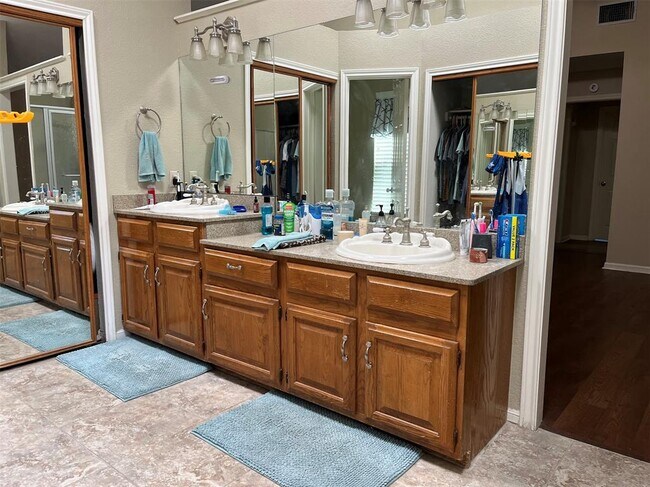 Building Photo - 6401 Woodcrest Dr