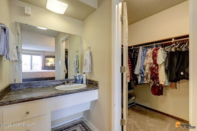 Building Photo - 2bd, 1.5b | Downtown Living With Spectacular Views!