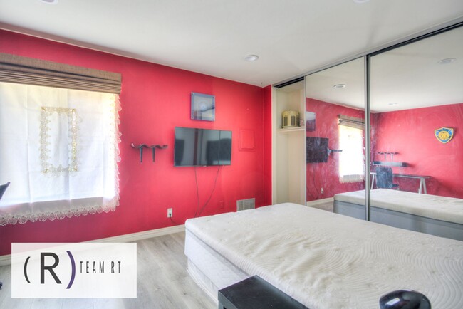 Building Photo - Lovely and Minimalist 2 Bedroom Condo in D...