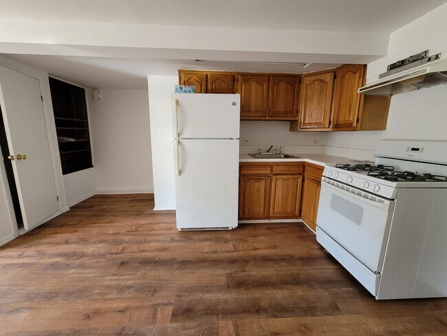 Building Photo - Ground floor apt with backyard
