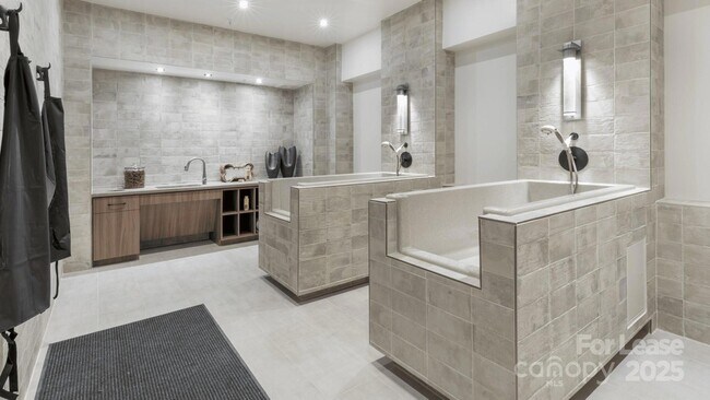 Building Photo - 4401 Barclay Downs Dr