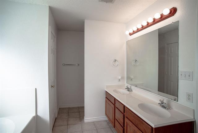 Building Photo - 6985 Meadow Ridge Cir