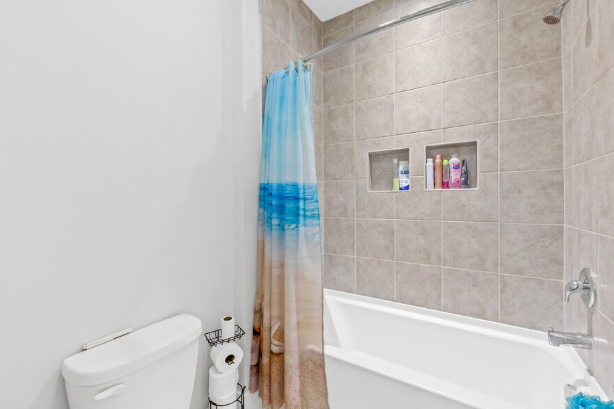 Building Photo - Room in House on Grace Ln