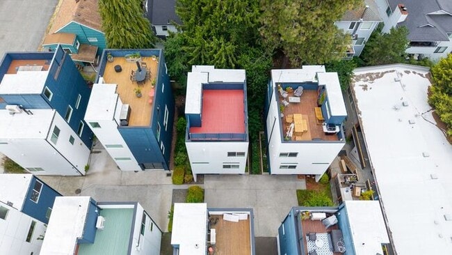 Building Photo - Stunning Standalone Townhome In Coveted Lincoln Park w/ AC (1st Month Free)