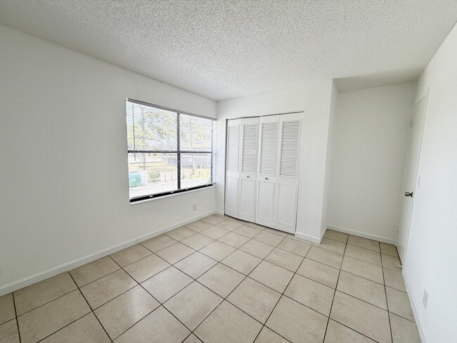 Building Photo - 799 Hill Dr