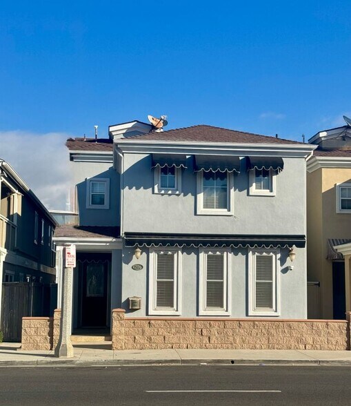 Primary Photo - 206 E Balboa Blvd